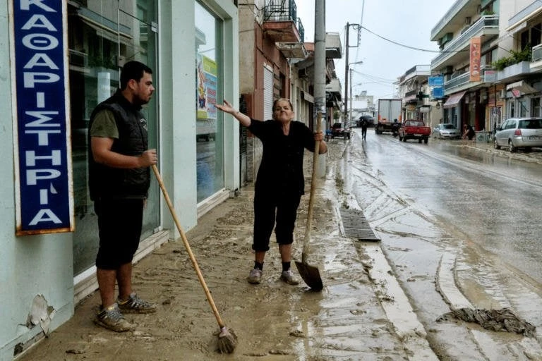 Η Κορινθία μετράει τις πληγές της – Το Κιάτο κομμένο στα δύο – Διαλυμένοι δρόμοι και κλειστά σχολεία (εικόνες, βίντεο)